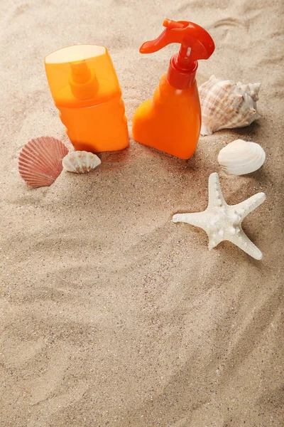 Botellas de protección solar con conchas marinas — Foto de Stock