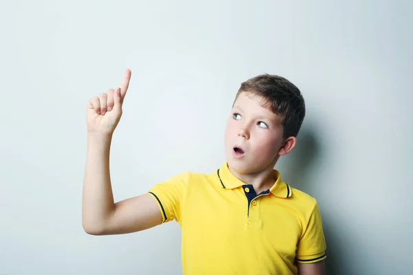 Porträtt av ung pojke på grå bakgrund — Stockfoto