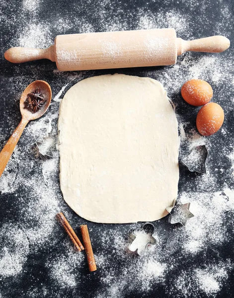 Mattarello con cucchiaio, uova e farina — Foto Stock