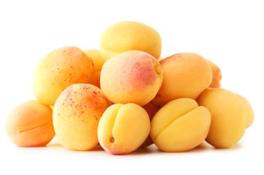 Beyaz arka plan üzerinde izole olgun kayısı