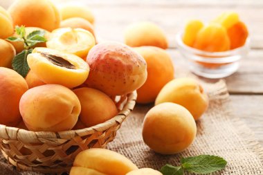 Tatlı kayısı sepeti  