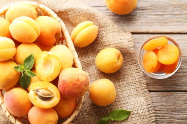 Tatlı kayısı sepeti ve kase 