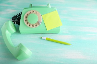 Yeşil retro telefon  