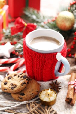 Tahta bir masada bir fincan kahve.