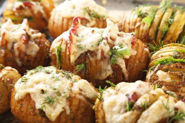 Peynirli fırında patates ve pastırma.