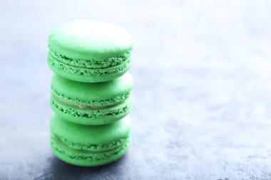 Gri bir ahşap masa üzerinde Fransızca macaroons