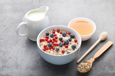 Yulaf gevreği kase çilek ile  