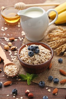 Yaban mersini ile kase yulaf gevreği  