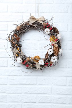 Beyaz tuğla duvar arka plan üzerinde Noel çelenk