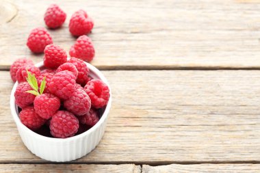 kabın içinde olgunlaşmış ahududu 