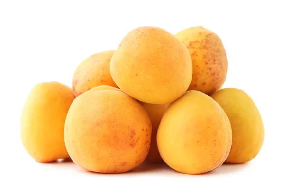 Mogna aprikoser isolerad på vit bakgrund — Stockfoto