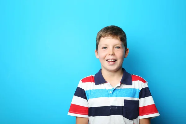 Retrato de niño sobre fondo azul — Foto de Stock