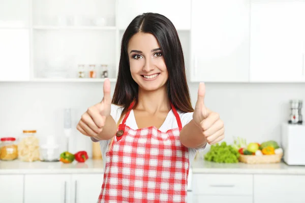 Bella giovane donna in cucina — Foto Stock