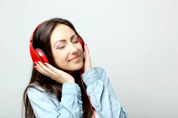 Mooie jongedame luisteren muziek met koptelefoon — Stockfoto