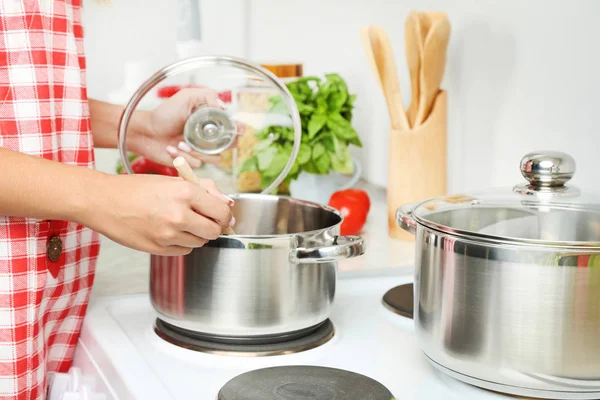 Mujer joven cocinando — Foto de Stock