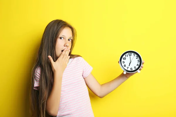 Πορτρέτο του όμορφη κοπέλα με στρογγυλό ρολόι σε κίτρινο φόντο — Φωτογραφία Αρχείου