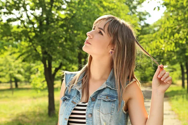 Portrait of young woman in the park — Stock Photo, Image