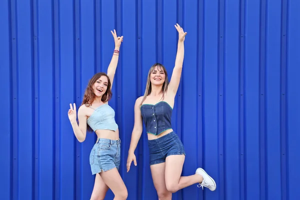 Retrato de duas jovens no fundo azul — Fotografia de Stock