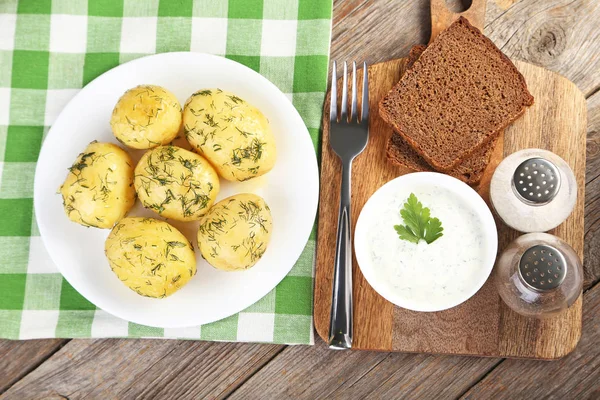 Plaka ekmek ve ekşi krema ile haşlanmış patates  