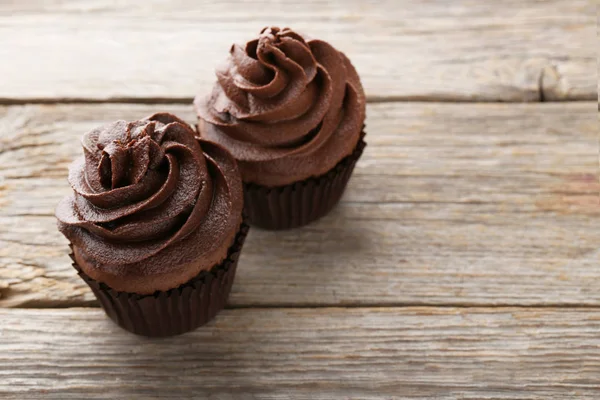 Gri ahşap masa üzerinde çikolata cupcakes — Stok fotoğraf