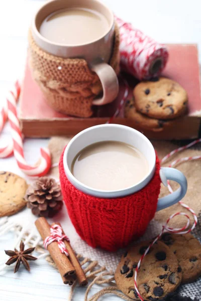 Tasse Kaffee auf einem Holztisch — Stockfoto