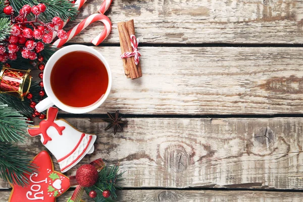 Рождественское печенье с чашкой чая — стоковое фото