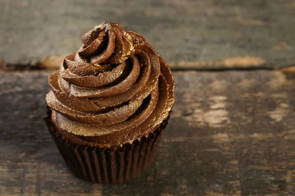 Cupcake al cioccolato su tavolo di legno — Foto Stock