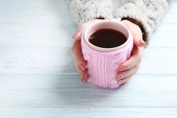 Manos de mujer sosteniendo taza de café — Foto de Stock