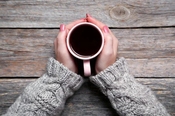 Mulher mãos segurando xícara de café — Fotografia de Stock