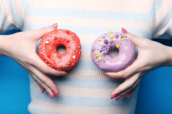 Erkek holding tatlı çörek eller  