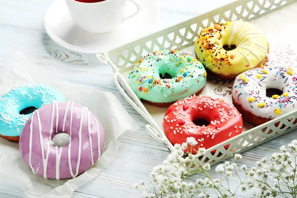 Donuts saborosos com polvilhas — Fotografia de Stock