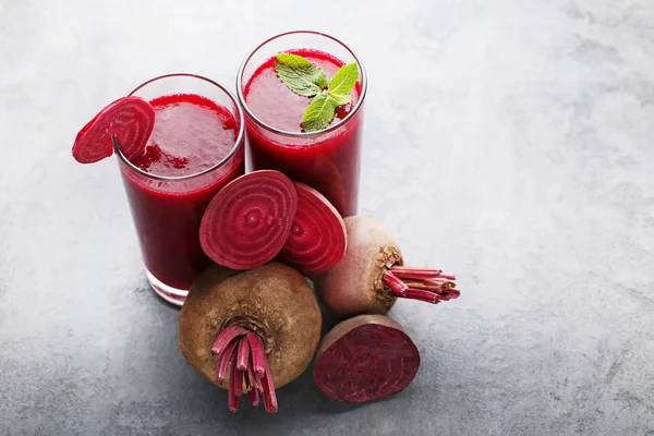 Jus de betteraves fraîches dans des verres — Photo