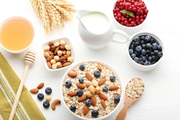 Çilek, bal, süt ve fındık ile yulaf gevreği 