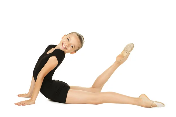 Молода дівчина гімнастка на білому тлі — стокове фото