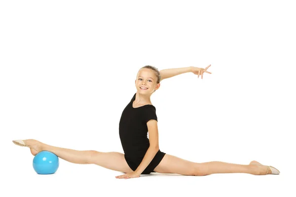 Chica joven gimnasta con bola sobre fondo blanco — Foto de Stock