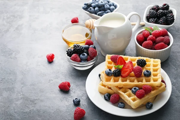 Waffle doce com bagas — Fotografia de Stock