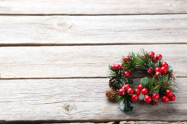 회색 나무 테이블에 크리스마스 화 환 — 스톡 사진