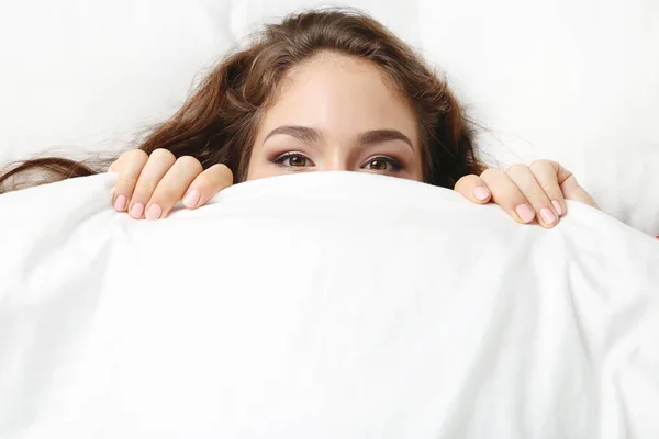 Jeune femme dormant dans un lit blanc — Photo