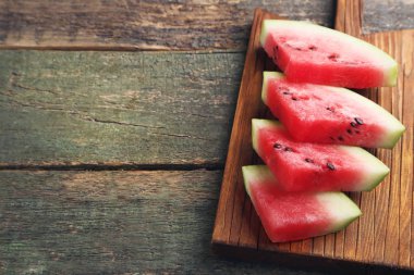 Dilim karpuz kesme tahtası üzerinde