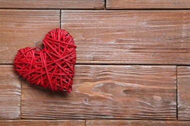 Aşk kalp kahverengi ahşap arka plan üzerinde