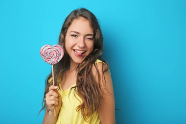 Lolipop mavi zemin üzerine olan kadın portresi