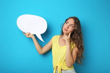 Mavi arka plan üzerinde konuşma balonu olan kadın