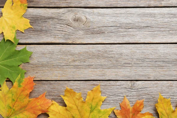 Tahta masada sonbahar yaprakları 