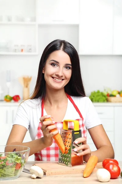 Mulher bonita cozinhar salada na cozinha — Fotografia de Stock