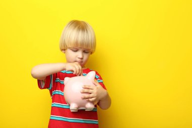 Servet Sarı zemin üzerine olan küçük çocuk portresi