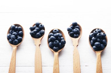 Tahta kaşıklar içinde olgunlaşmış yaban mersini  