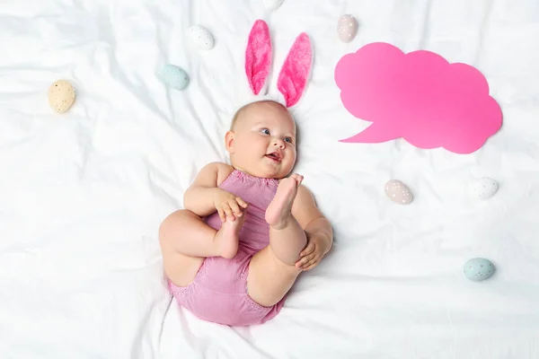 Bayi kecil yang baru lahir dengan telinga kelinci, telur dan gelembung bicara — Stok Foto