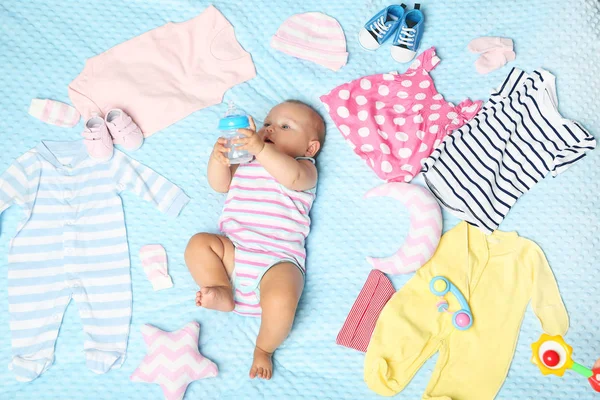 Pequeño bebé recién nacido ropa diferente en la cama —  Fotos de Stock