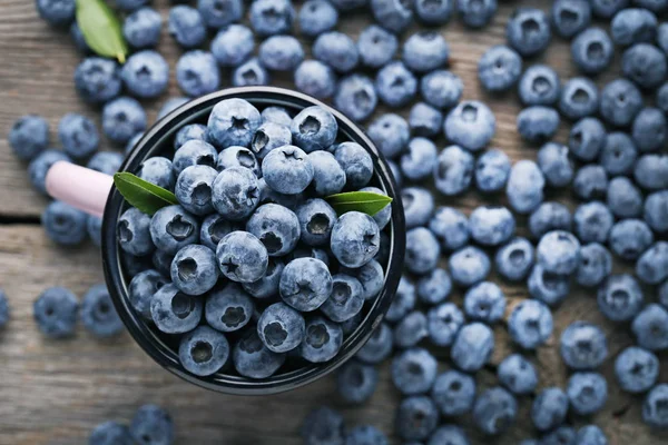 Pembe mug içinde olgunlaşmış yaban mersini  