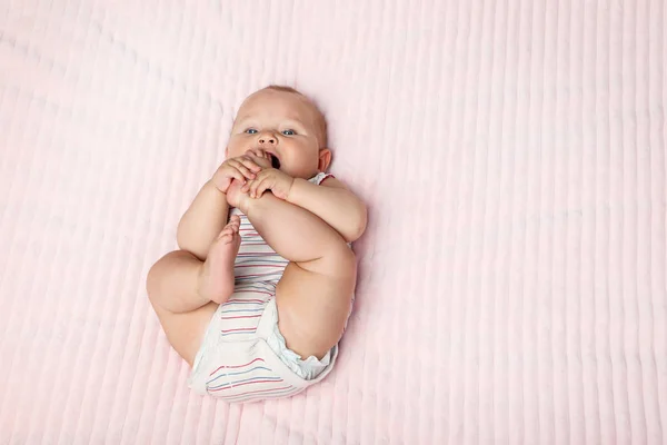 Bayi kecil yang baru lahir berbaring di tempat tidur — Stok Foto